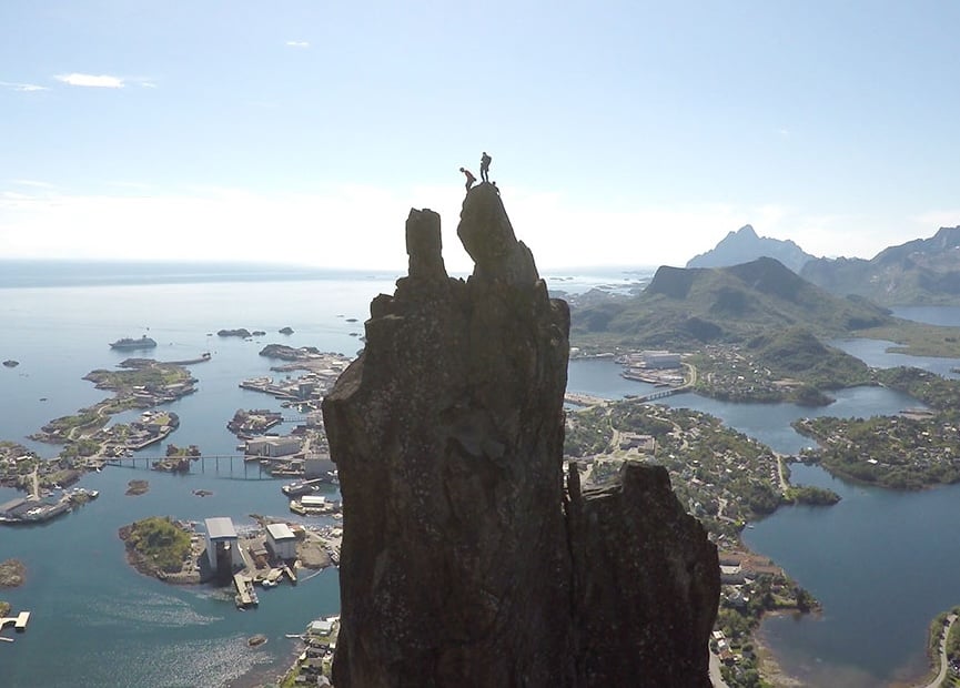 20-instagrammable-places-in-Norway-Svolvaergeita-wikicommons-TarjeMo-872x872-1.jpg