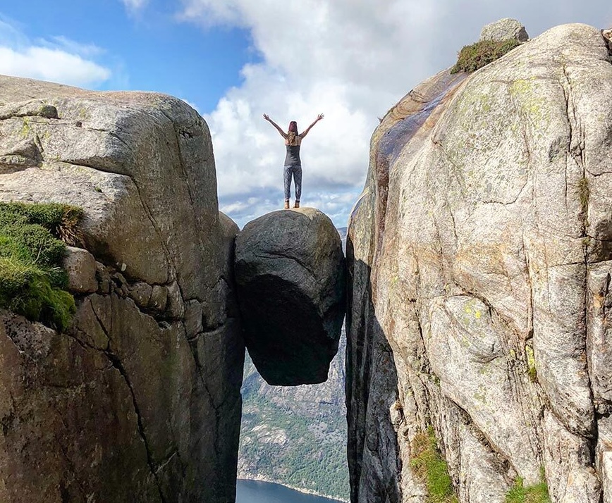 Amazing-places-in-Norway-Kjeragbolten-872x872-2.jpg