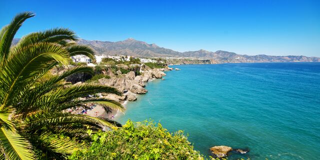 Bild over havet n&aelig;r Malaga, der temperaturen for bading varierer utover &aring;ret