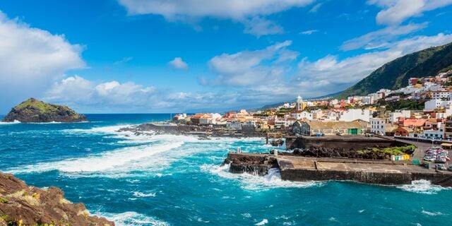 Bild over havet p&aring; Tenerife, vannet har behaglige temperaturer &aring;ret rundt