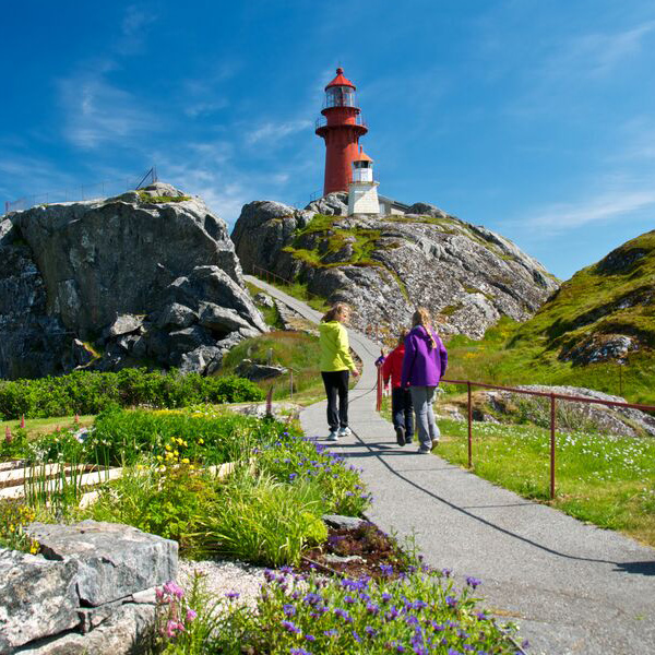 Vue fantastique sur la mer depuis le phare d’Ona situé sur le point culminant de l’île.