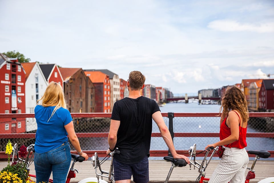 "Gruppe af unge på cykeltur i Trondheim"