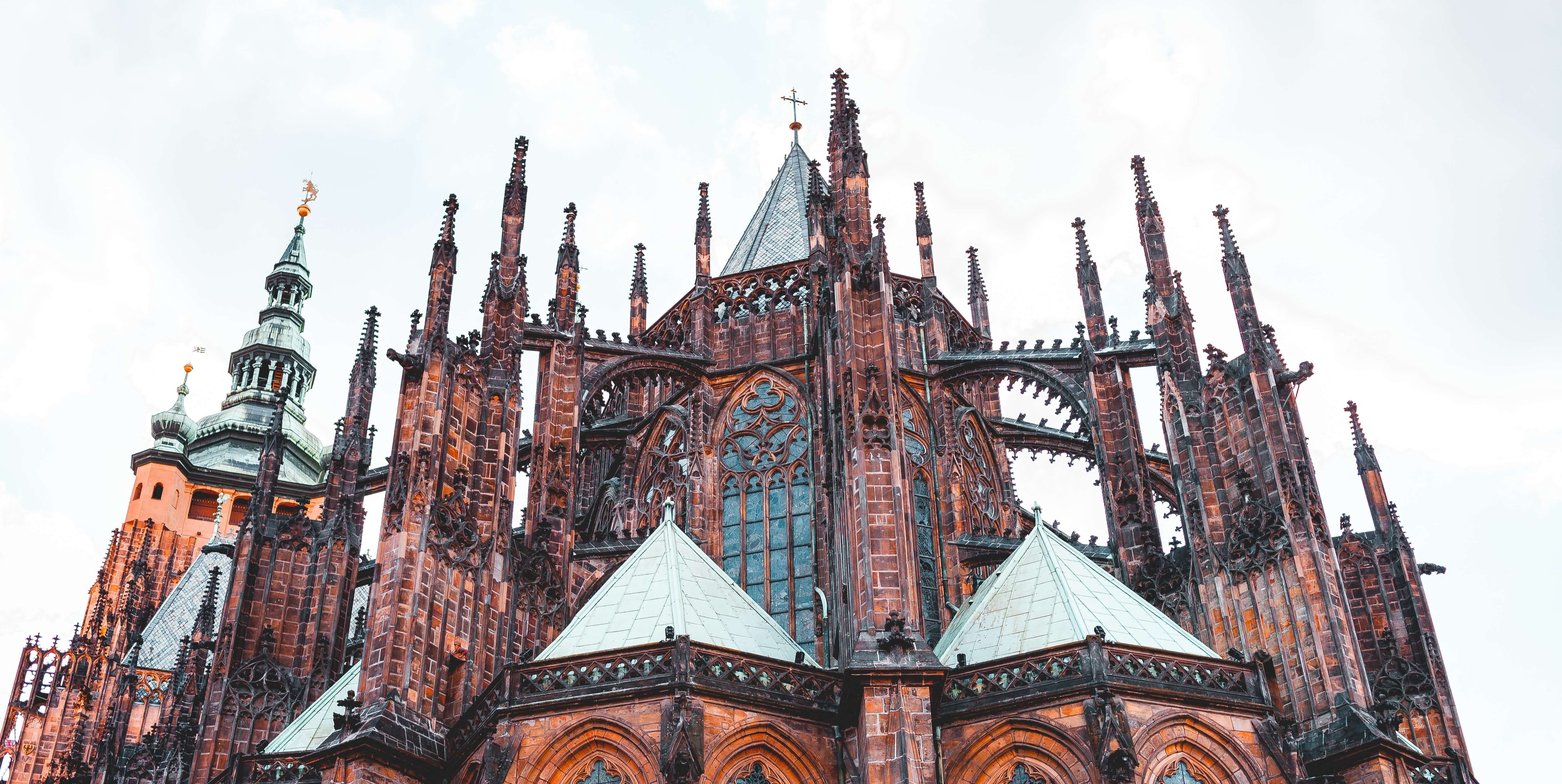 Katedral i röd sten med höga spiror.