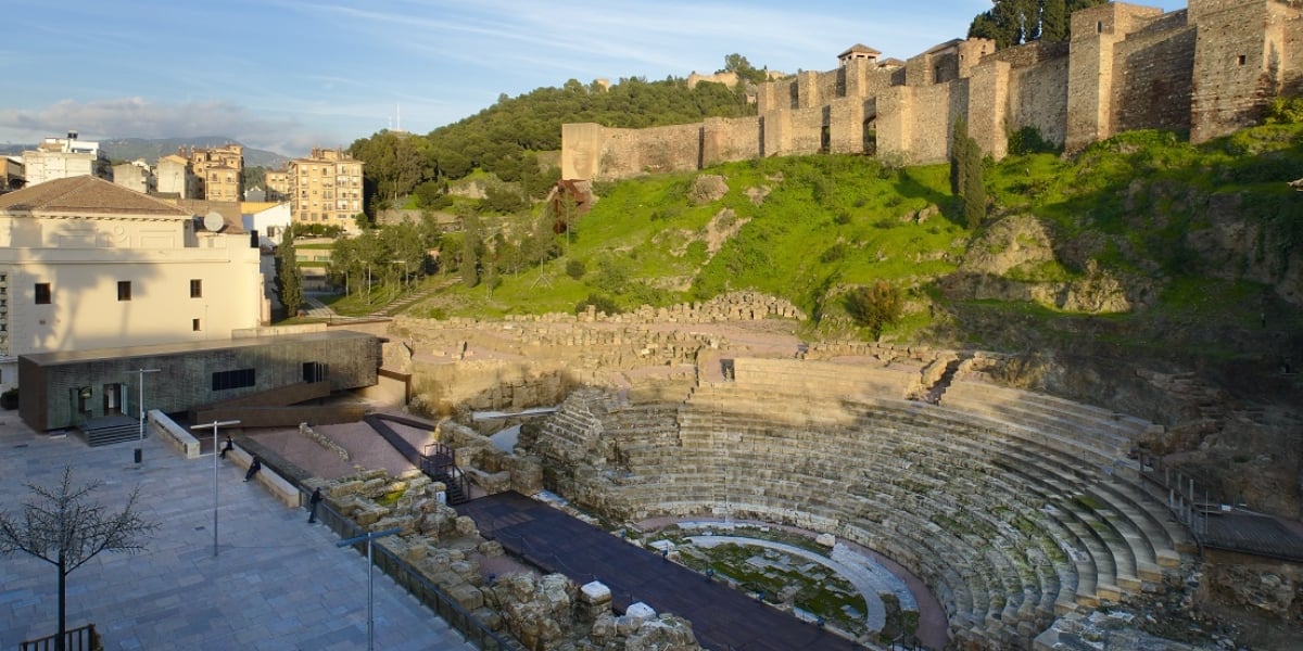 Teatro Romano ruinliknande byggnad i solljus.