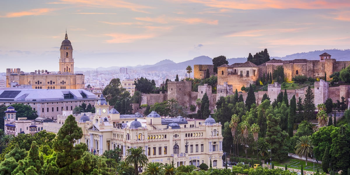 Översikt över Málaga under den blå timmen.