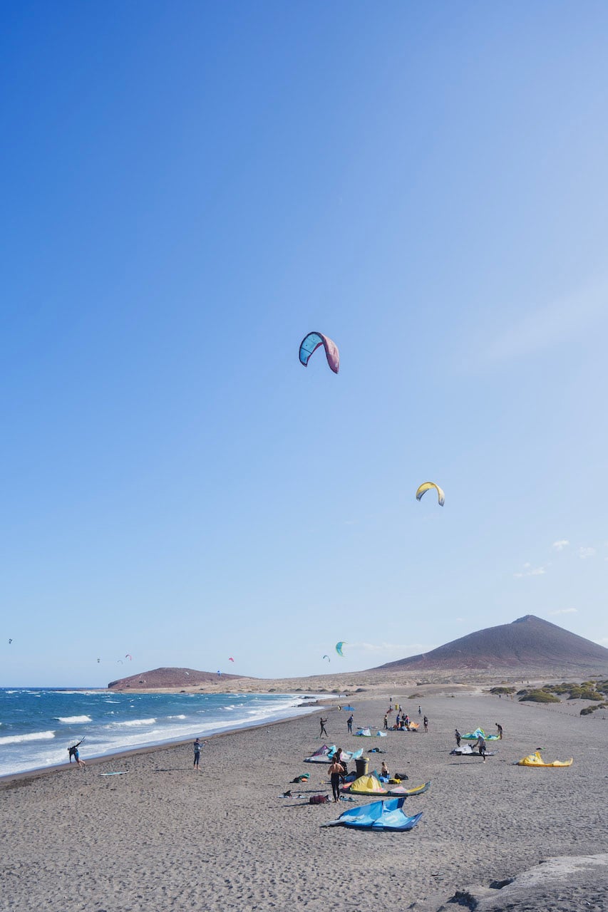 En langstrakt strand med kitere på Tenerife. 