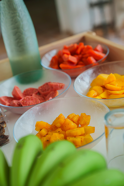 Diverse fargerik frukt plassert i skåler på et bord