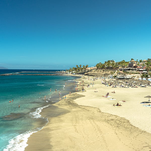 En strand sett ovenfra med et landskap i bakgrunnen på Tenerife