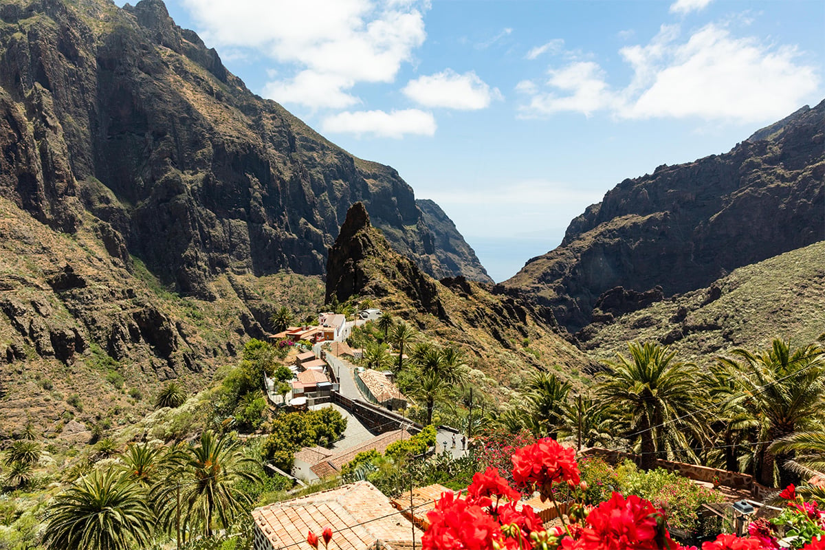 En fjellbygd i en åsside på Tenerife med frodig landskap rundt.