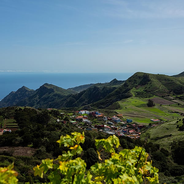 En liten landsby i et frodig fjellandskap på Tenerife. 