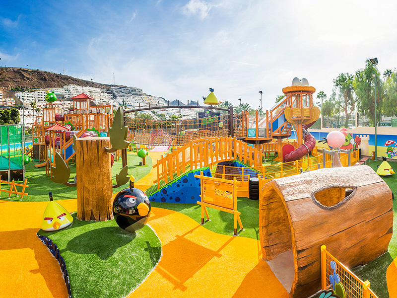 färgglad utomhuspark med Angry Birds-tema