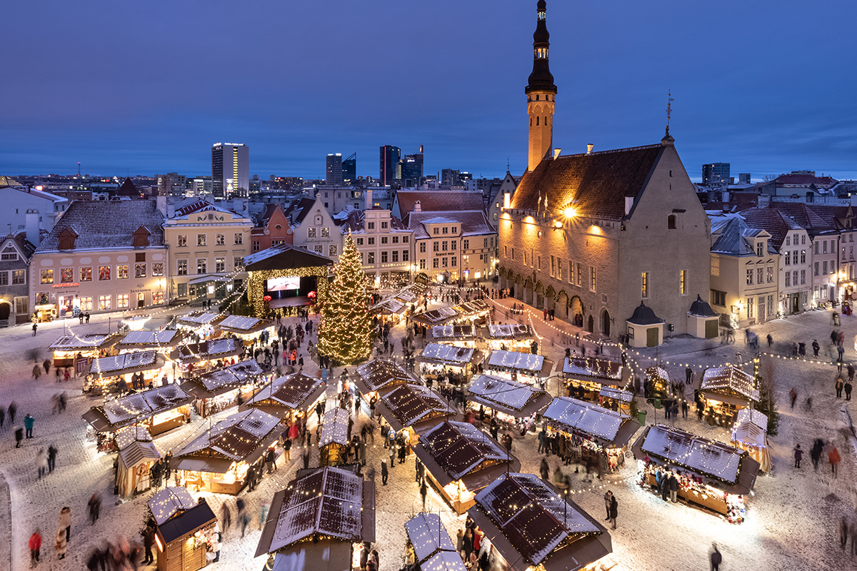 Julmarknad från ovan i gamla stan