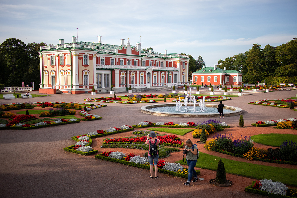 Ett vackert rött palats omgivet av en välskött park.