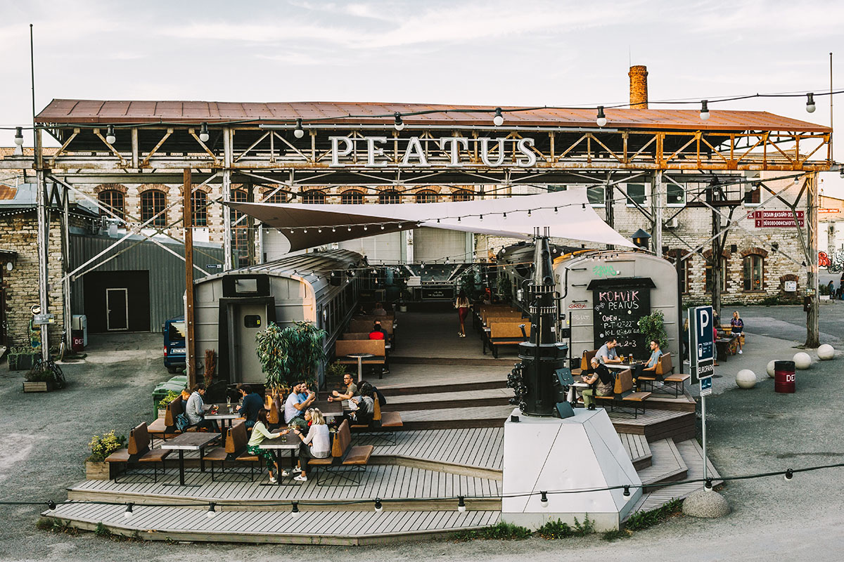En trendig uteservering med en foodtruck