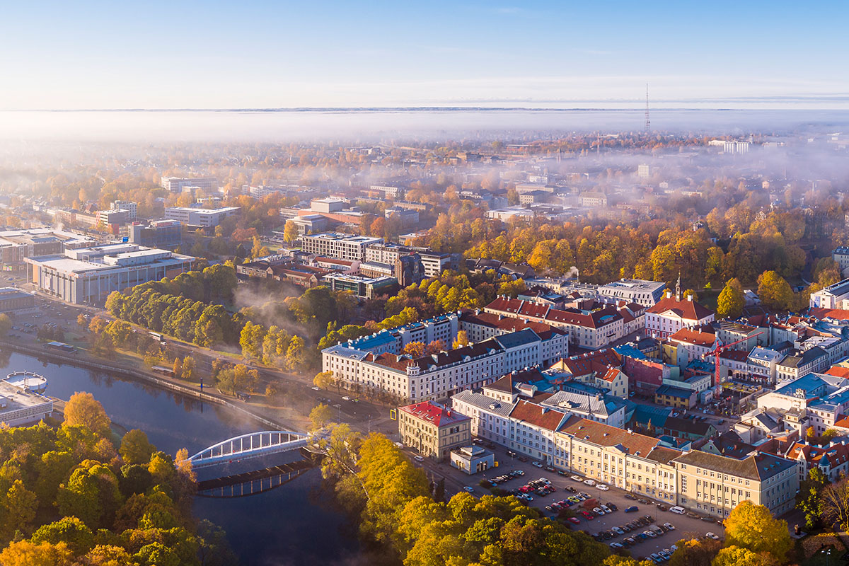 En vacker stad längs en flod sett ur fågelperspektiv
