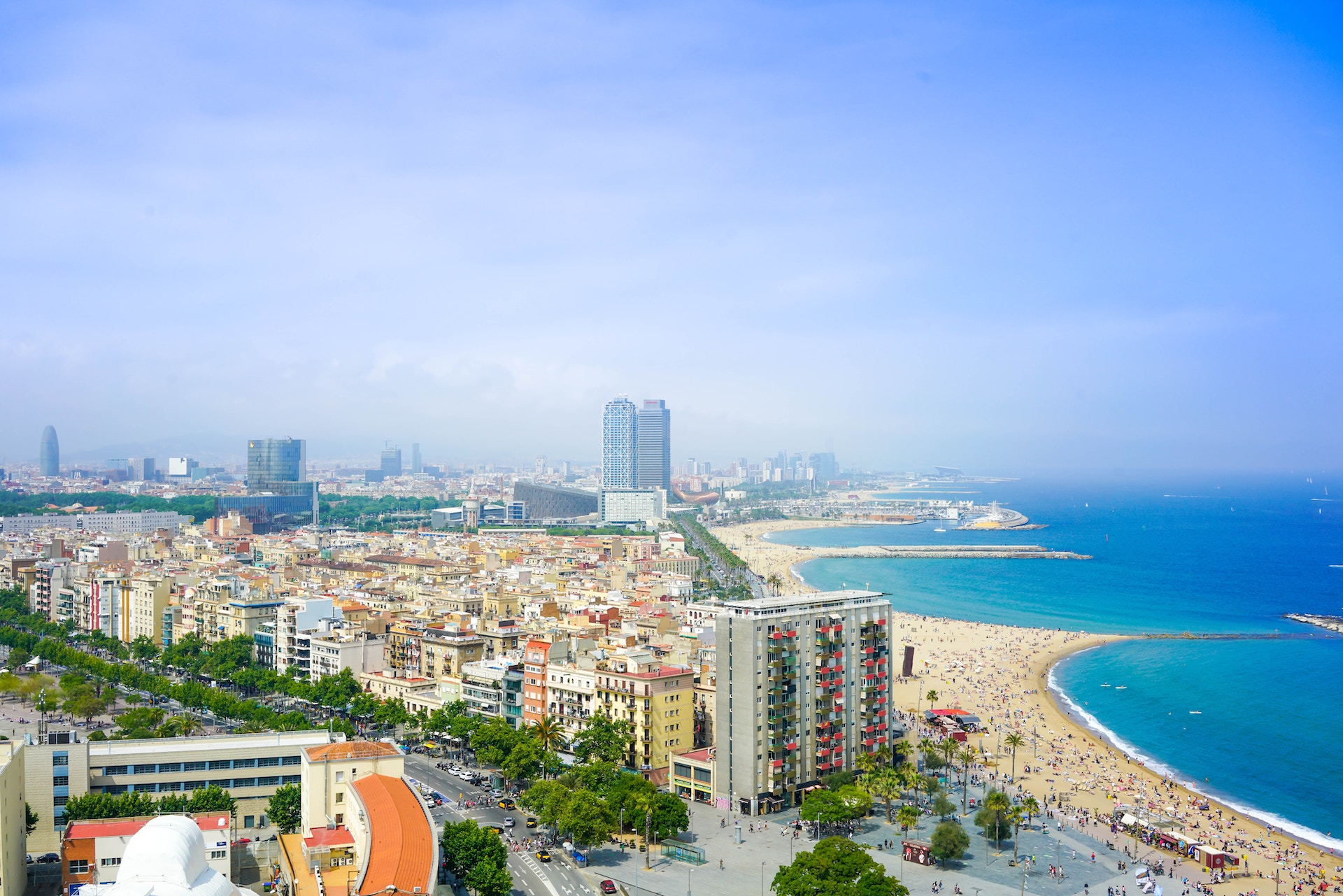 Barcelona sett fra sørenden av stranden. Man ser både byen og stranden som strekker seg nordover