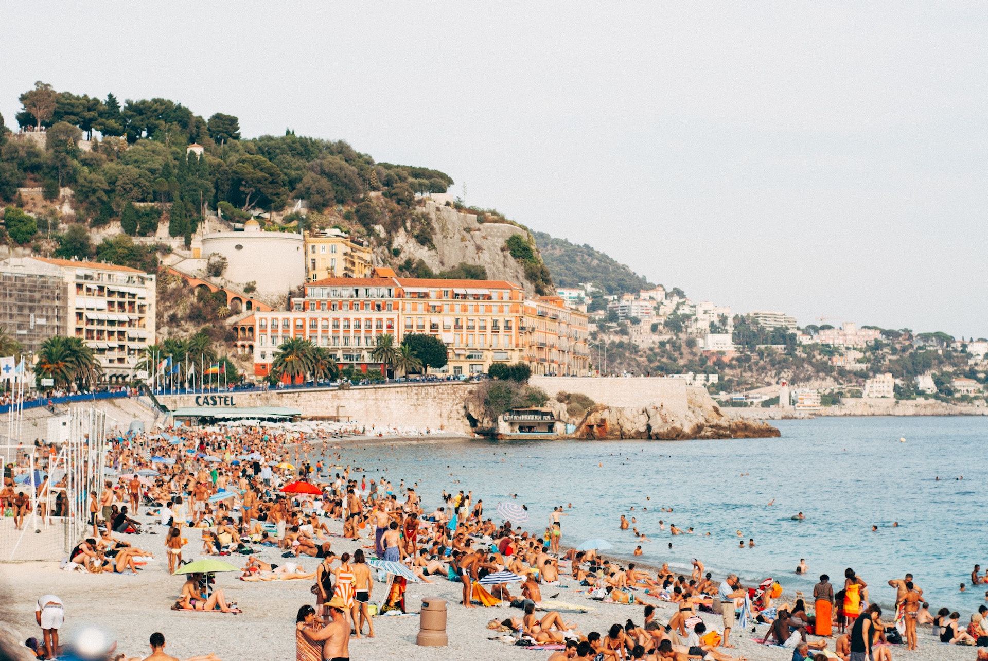 Folksom strand i Nice. 