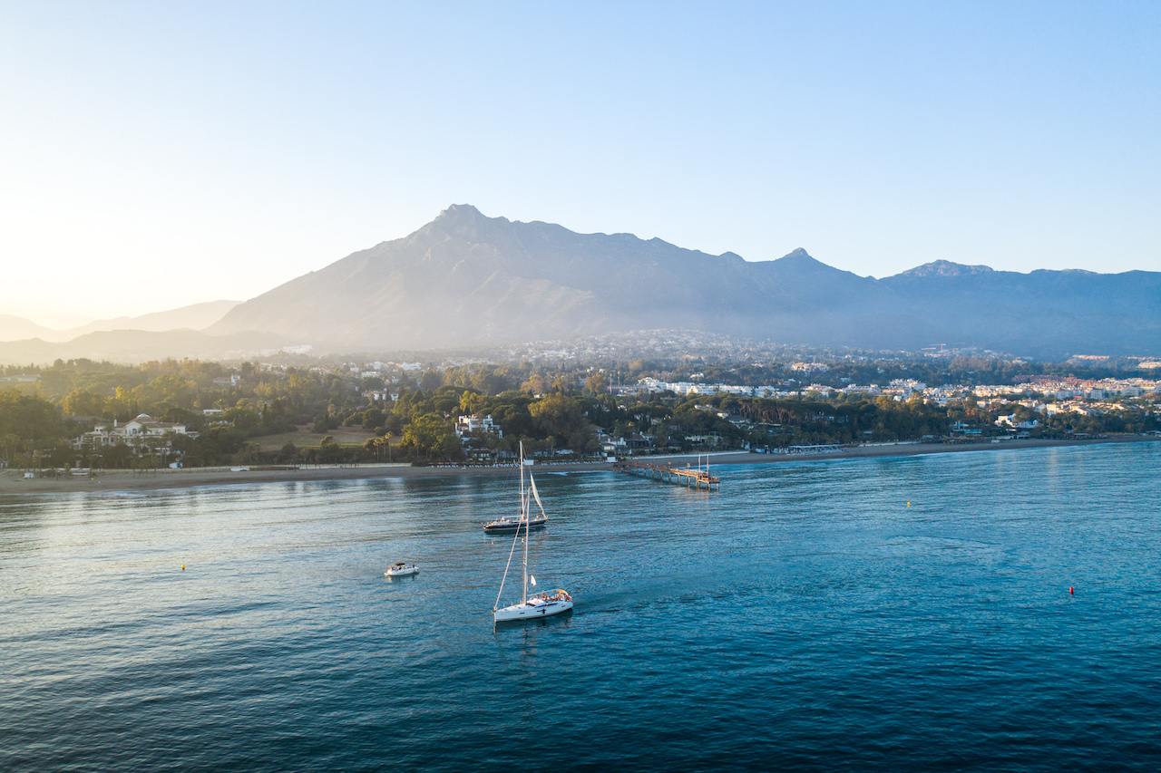 Golden Mile strekningen og Marbella Club hotel sett fra havet i den gylne time. 
