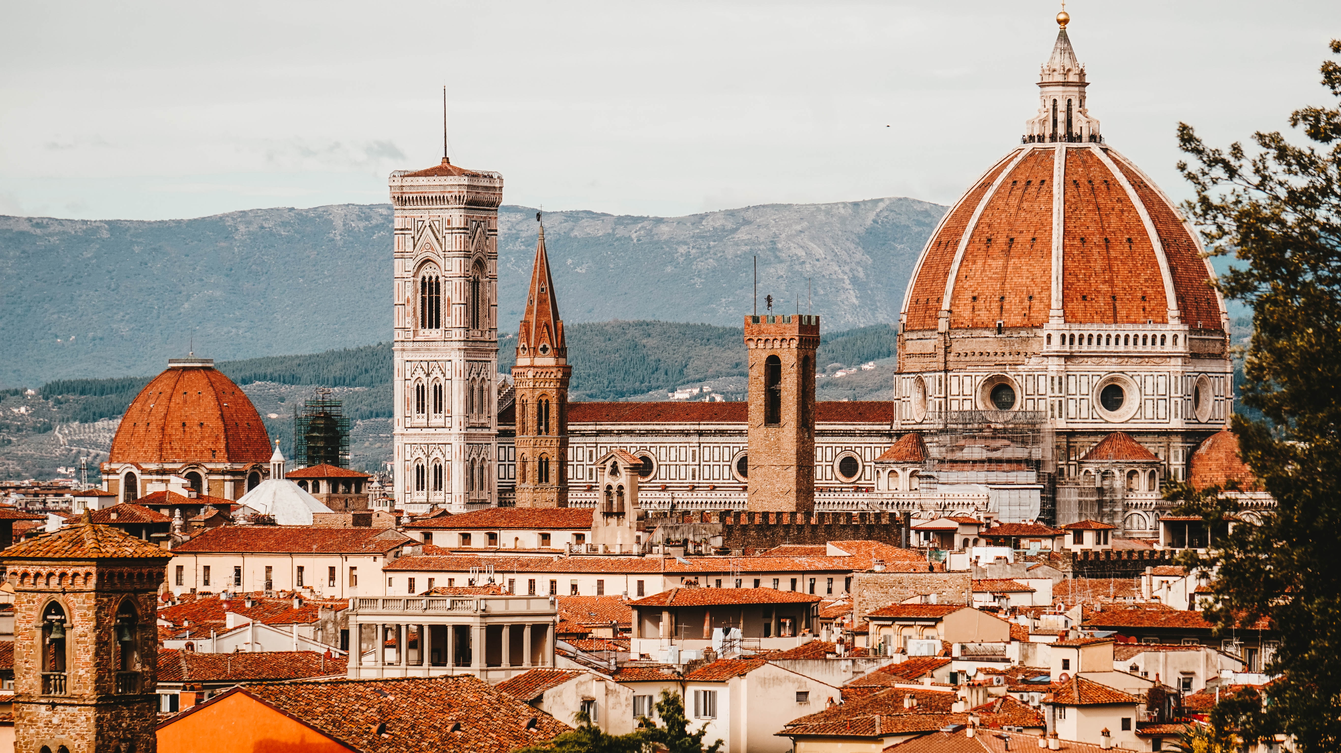 Firenzen ikonisten rakennusten kattoja