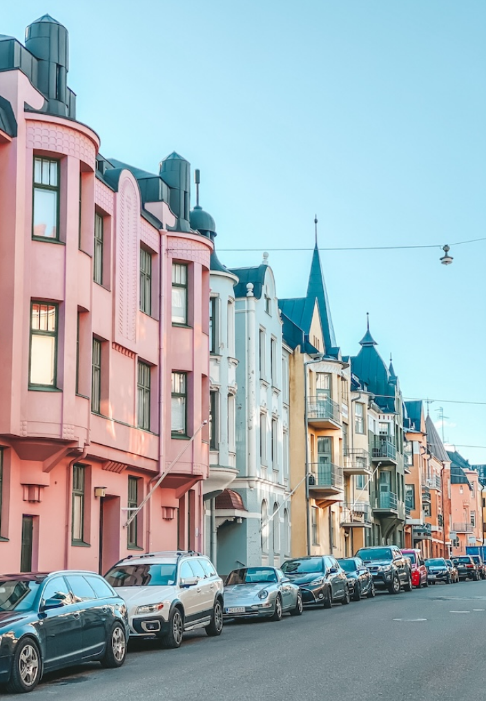 Street with pasetcoloured appartment buildings