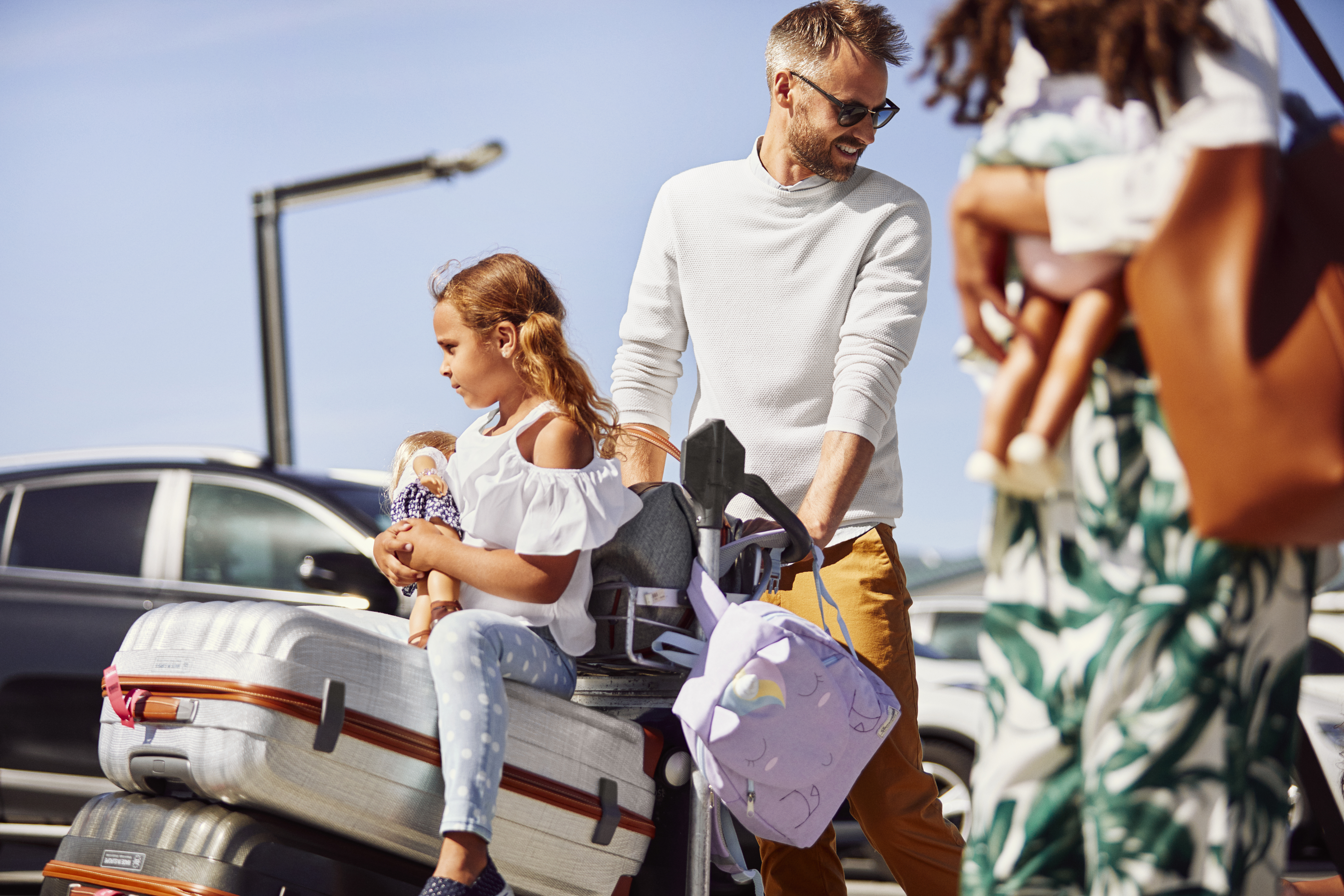Familie på vei inn til flyplass med bagasje