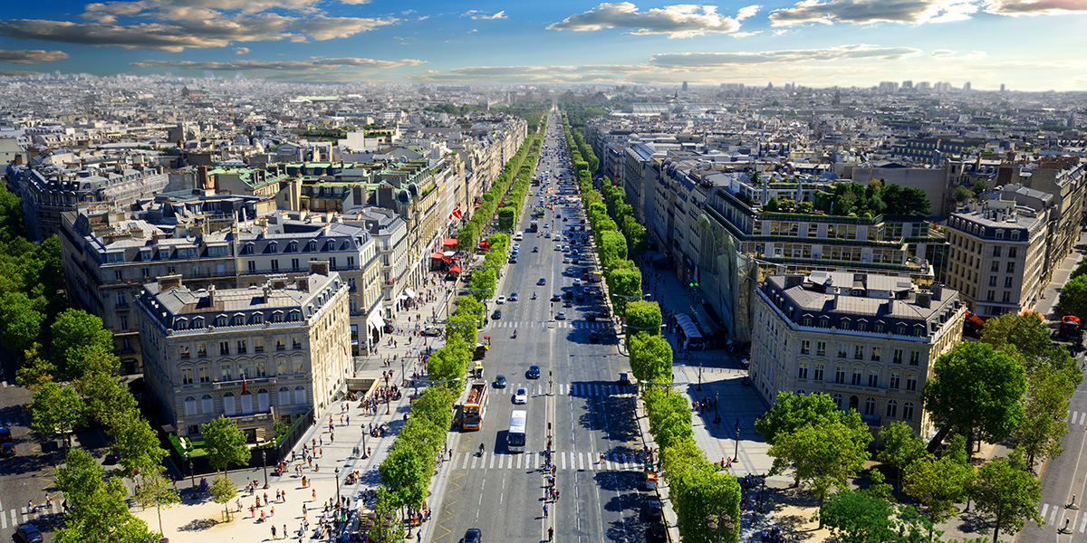 Champs-Elysées sett fra luften med bygninger rundt