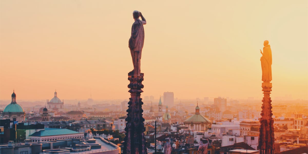 statuer på toppen av spir som skuer utover milano