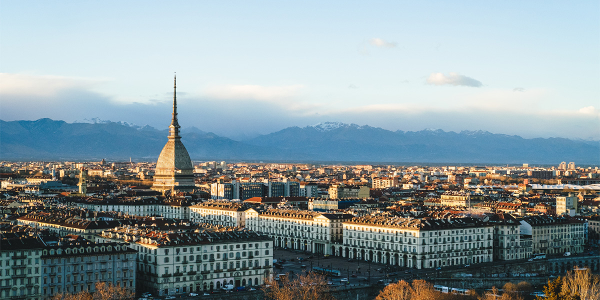 torino fra fugleperspektiv med katedralen i midten og fjellene i bakgrunn