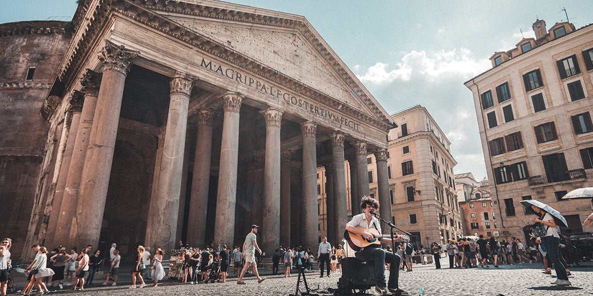 Rooman Pantheon, jonka edustalla soittaa katusoittaja