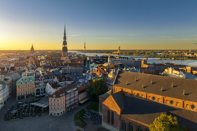 byen sett ovenfra i solnedgang