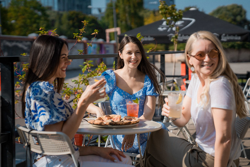 Venninner koser smiler på utekafe