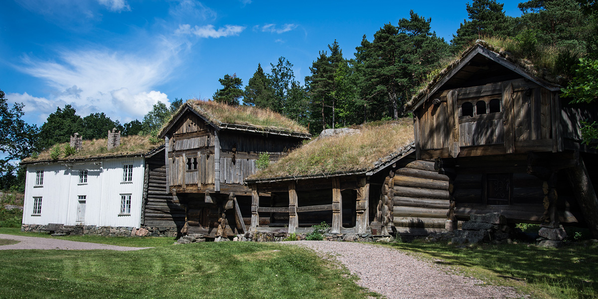 Ældre bygninger i et grønt landskab