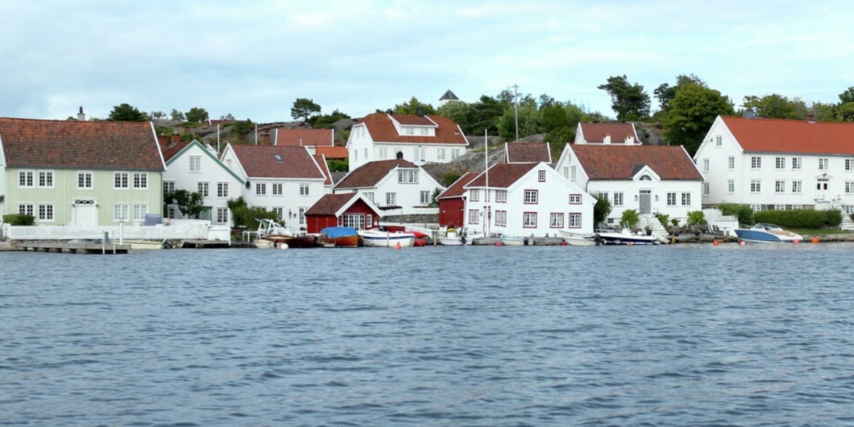 Hvide sørlandshuse ligger side om side