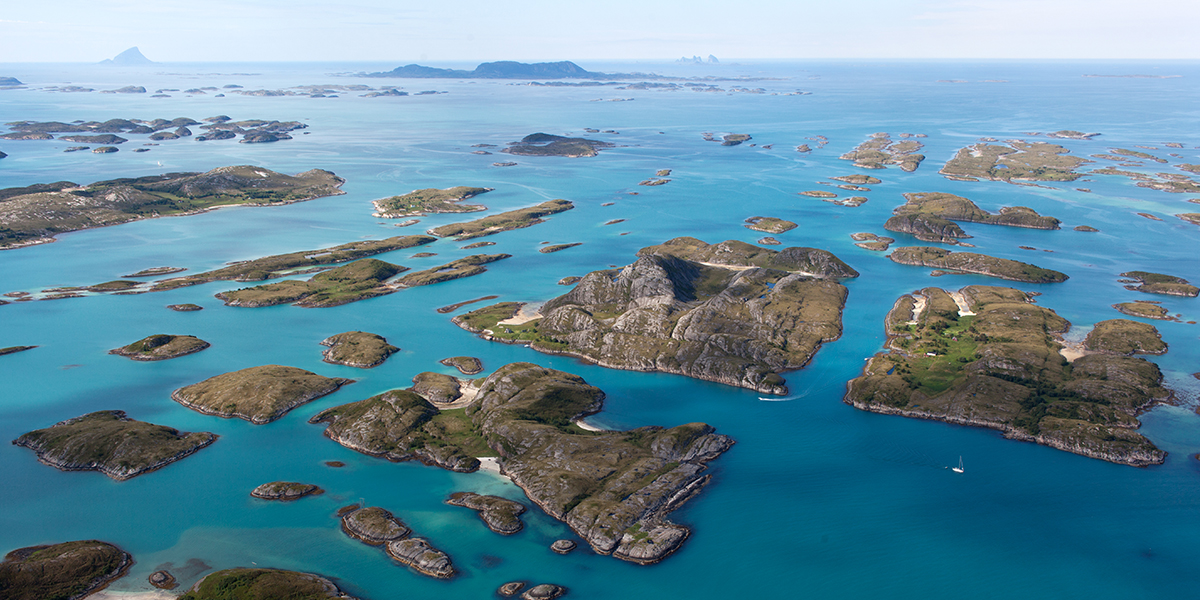 Mange små øyer på Helgelandskysten og blått hav