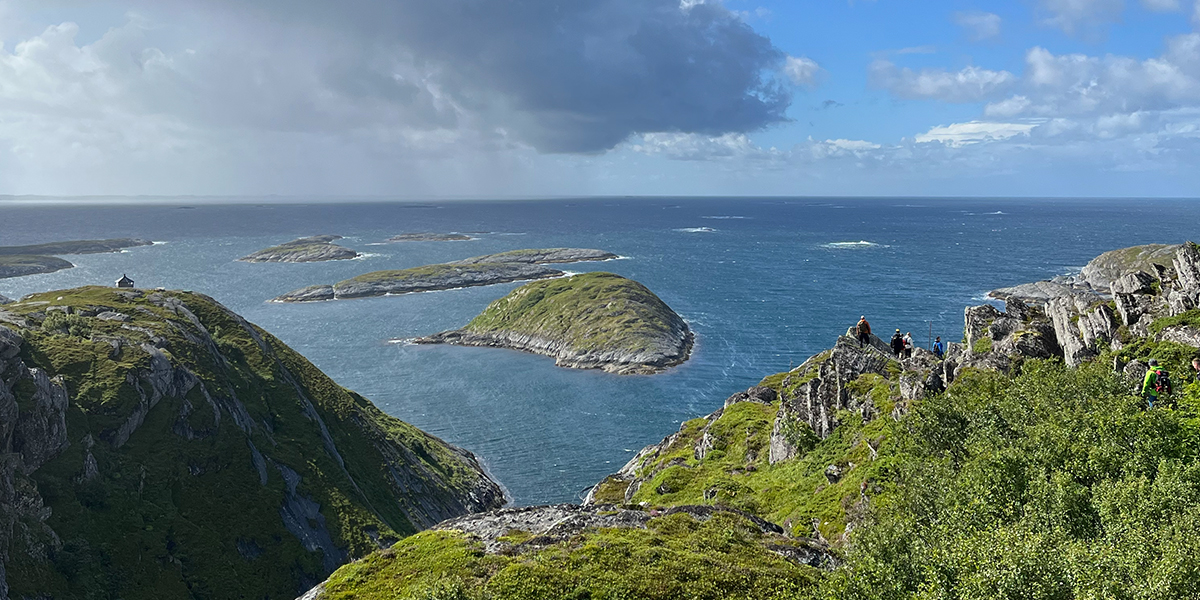 Lovundfjellet fra toppen med utsikt over hav og øyer