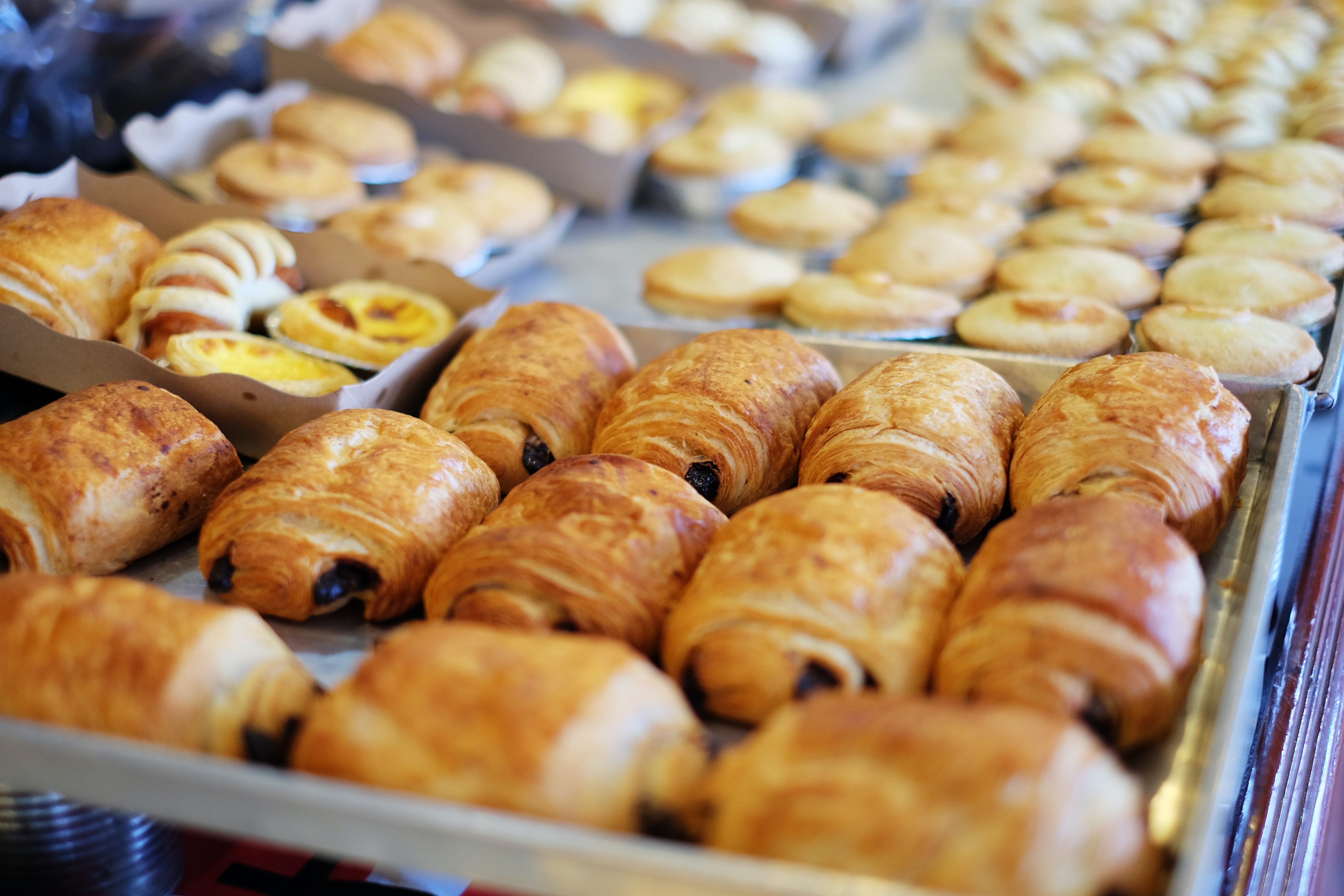 A tray with buns and pain au chocolat. You can almost smell the food.