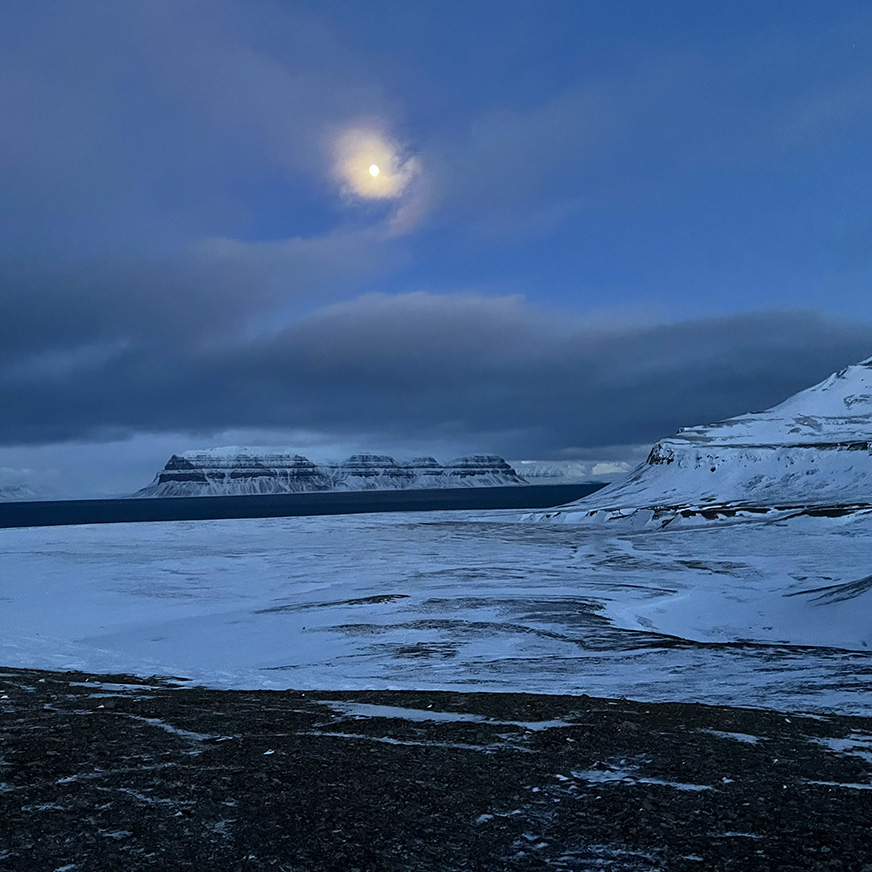 Utsyn fra et platå over et iskledd landskap