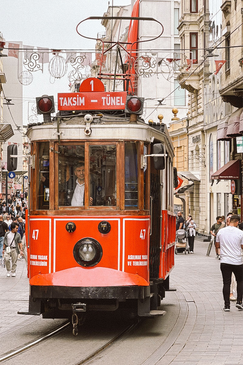 rød trikk i isanbul