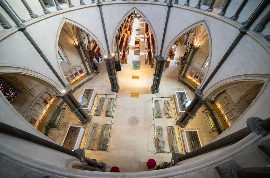 bild från andra våningen i en kyrka som blickar ut mot en stor kyrksal.