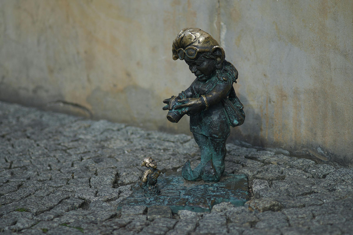 En morsom liten statue av en dverg i en brosteinsgate