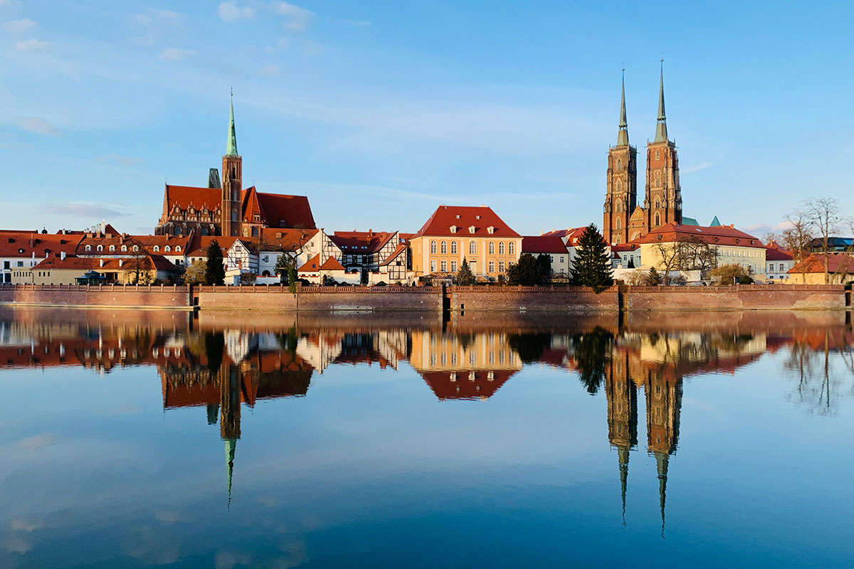 Kirkespir og historiske bygninger sett fra vannkanten