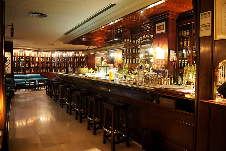 Vuela a Barcelona y tómate un cóctel en el Dry Martini.