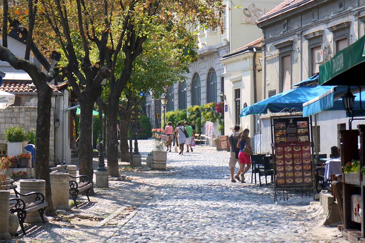 Flyg till Belgrad, besöka Tri Šešira i Skadarska.