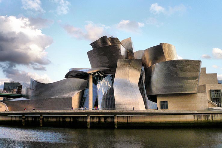 Lennä Bilbaoon ja käy Guggenheim-museossa.