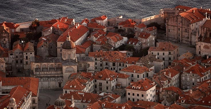 Vuela a Dubrovnik y descubre el casco viejo.