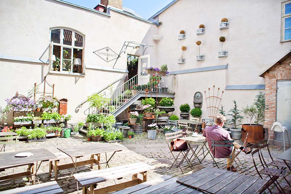 Fly to Gothenburg, visit Floramor & Krukatös.