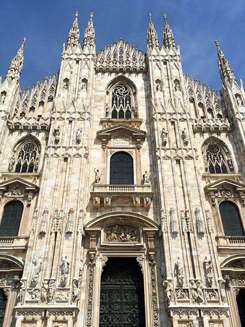 Poleć do Mediolanu zwiedzić Duomo di Milano.