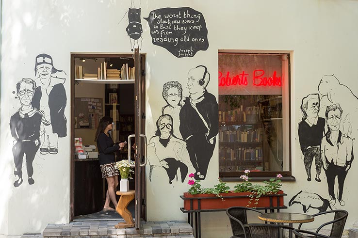 Envolez-vous pour Riga, visitez Robert's Books.