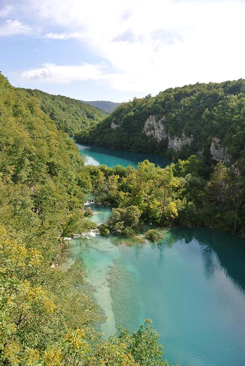 Fly til Zagreb, besøg Plitvice-søerne.